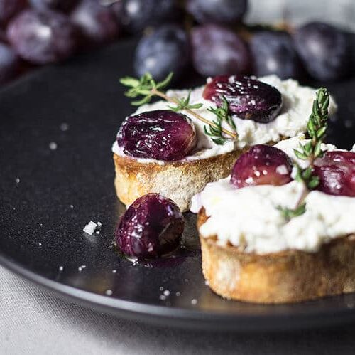 Bruschetta mit Ricotta und Weintrauben