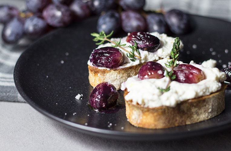 Bruschetta mit Ricotta und Weintrauben
