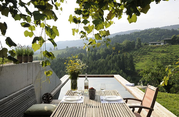 Die Terrasse mit Pool