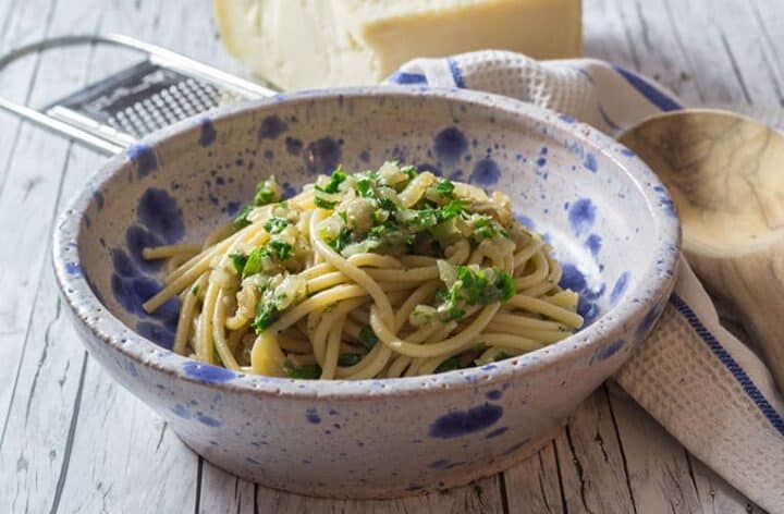 italienische Bigoli in Salsa nach einem Rezept aus Venedig