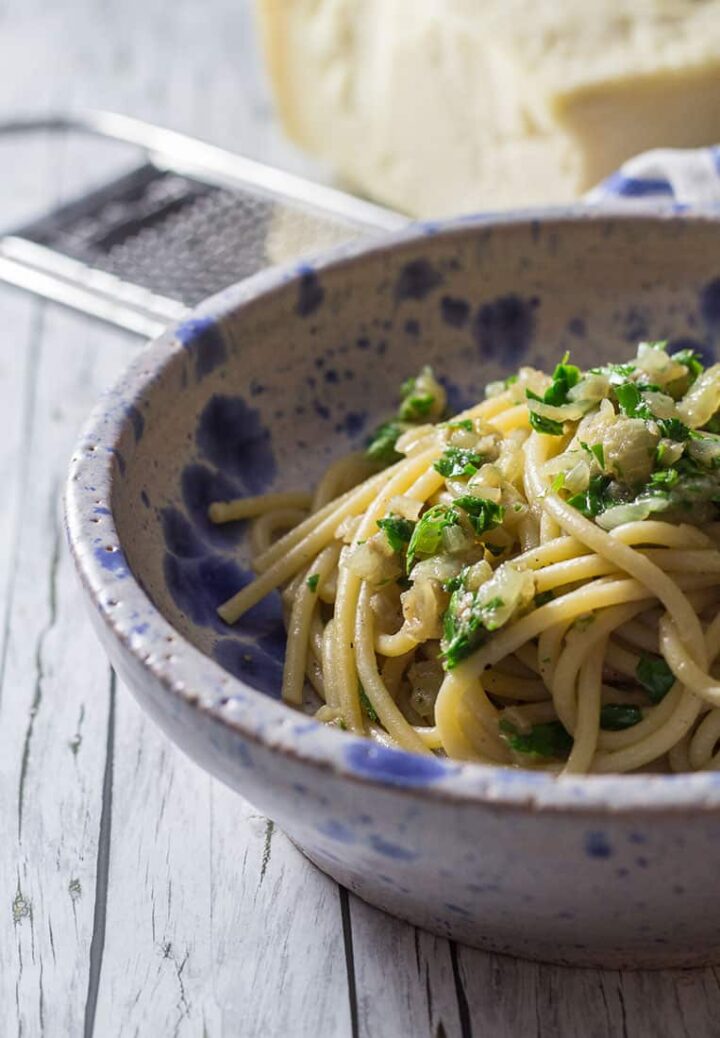 Bigoli in Salsa: Pasta mit Sardellen und Zwiebeln