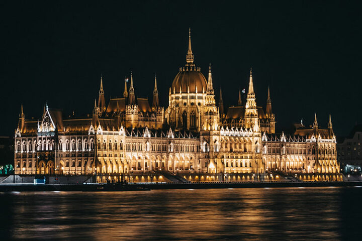 Das Parlamentsgebäude in Budapest bei Nacht