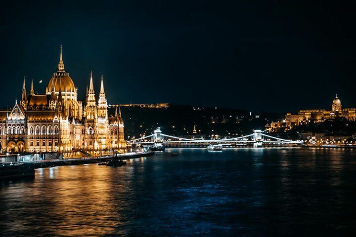 Das Parlamentsgebäude in Budapest bei Nacht