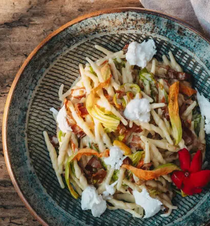 Trofie mit Safran, Zucchiniblüten und Büffelmozzarella