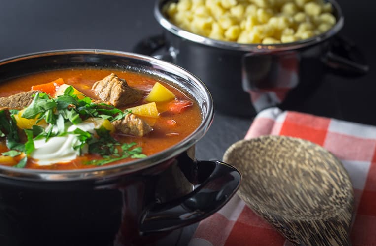 Marhapörkölt – oder auch Rindergulasch nach einem Rezept aus Budapest