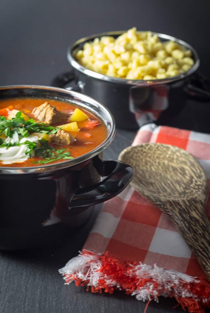 Marhapörkölt – oder auch Rindergulasch nach einem Rezept aus Budapest