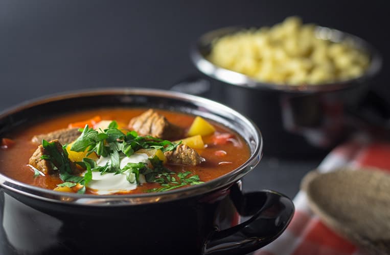 Marhapörkölt – oder auch Rindergulasch nach einem Rezept aus Budapest