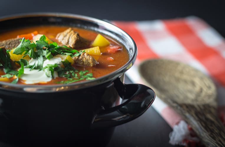 Marhapörkölt – oder auch Rindergulasch nach einem Rezept aus Budapest