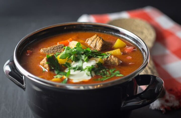 Marhapörkölt – oder auch Rindergulasch nach einem Rezept aus Budapest