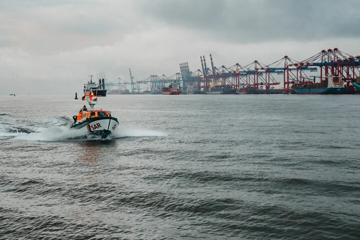 Kontrollfahrt mit einem Seenotrettungskreuzer, Bremerhaven