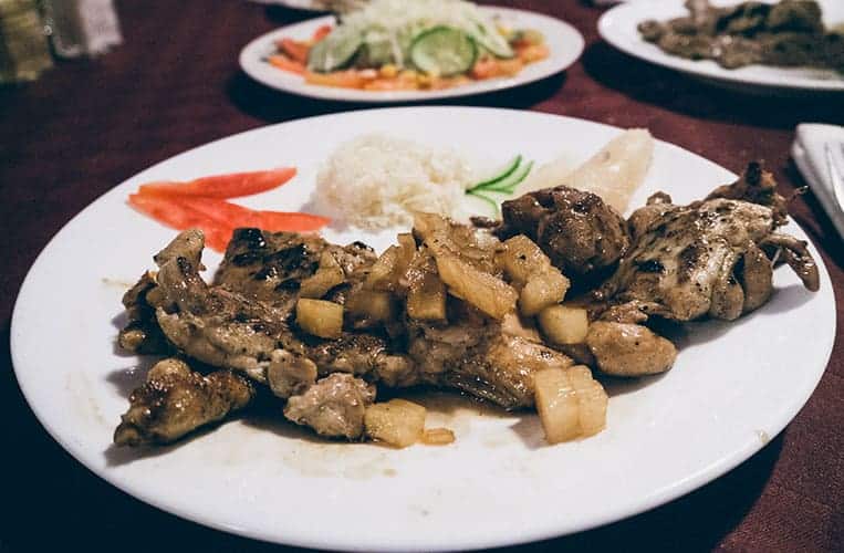 Essen im Las Mamparas, Cienfuegos, Kuba