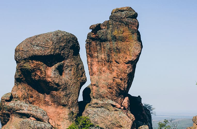 Adam gibt Eva einen Kuss