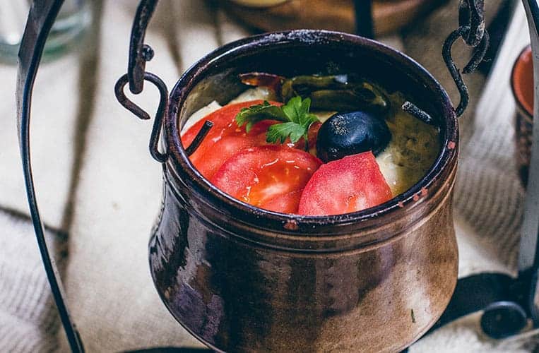 Kavarma v guveche: mit Käse überbackenes Fleisch und Gemüse