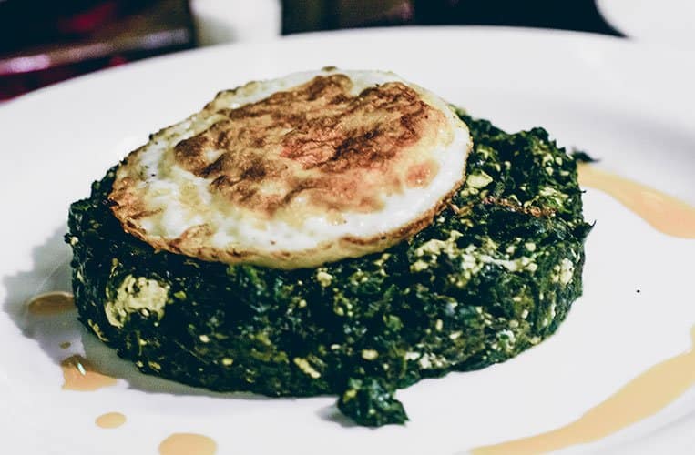 Burania aus suspanak: Ei auf Spinat