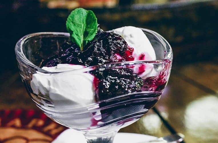 Jogurt mit Waldbeeren