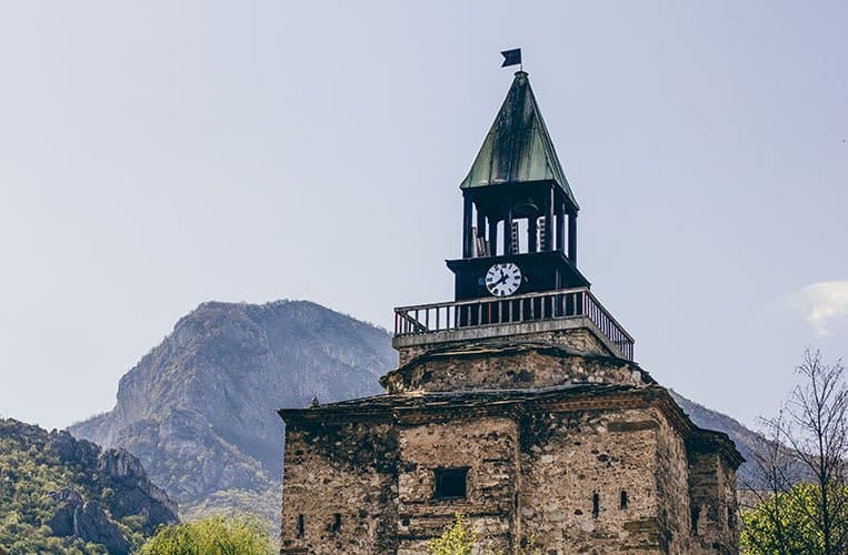 Blick auf die ehemalige Festung und die Natur im Zentrum Vratsas