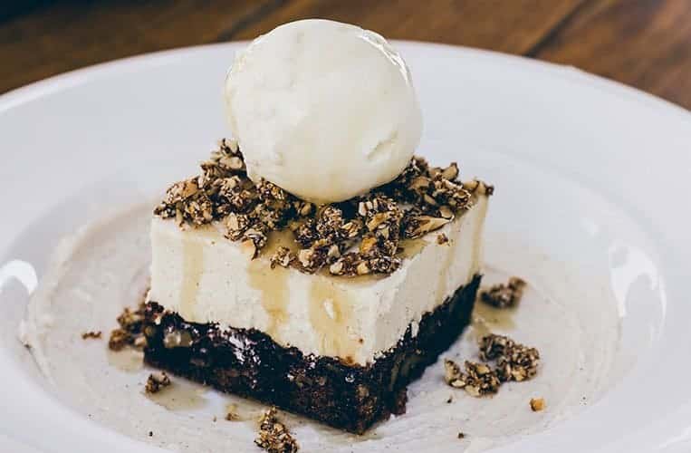 Vanilleeis, Schokoladenbrownie und Anari