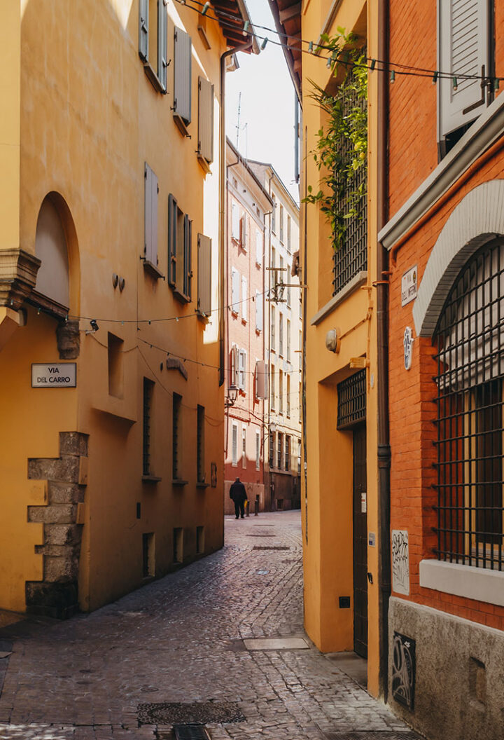 Gasse in Bologna – Hauptstadt der Emilia-Romagna