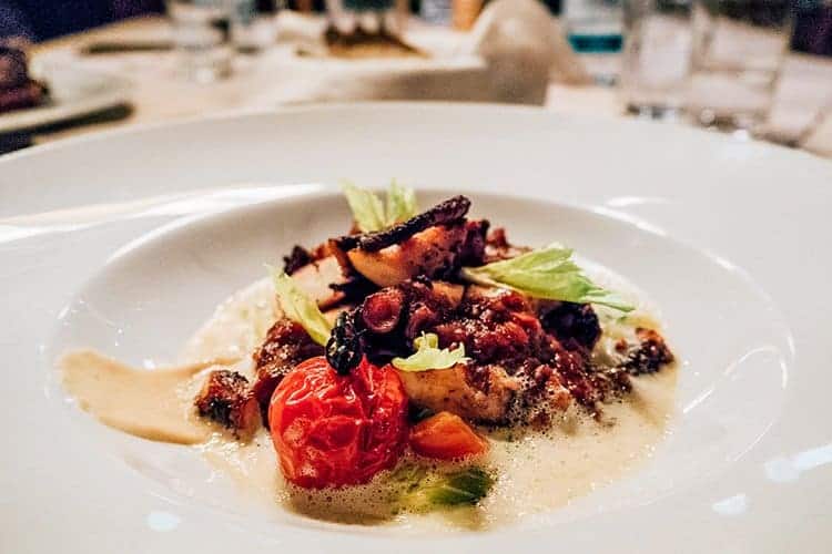 gegrillter Pulpo im „Piri-Piri“-Tomatenfond mit weißem Bohnenpüree, Staudensellerie und geröstetem Weißbrot