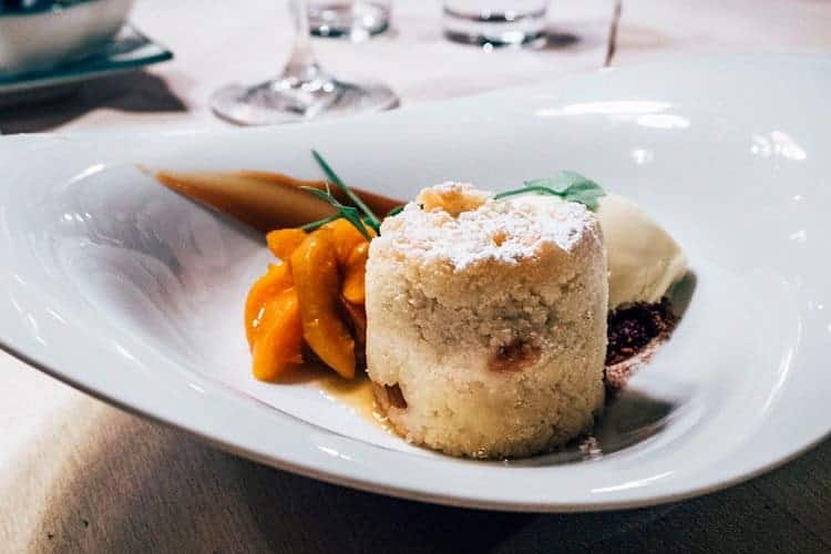 Aprikosenküchlein mit Salzkaramell und weißem Mandeleis