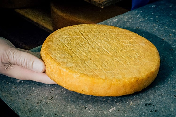 Mit Johannes in der Spielweg Käserei