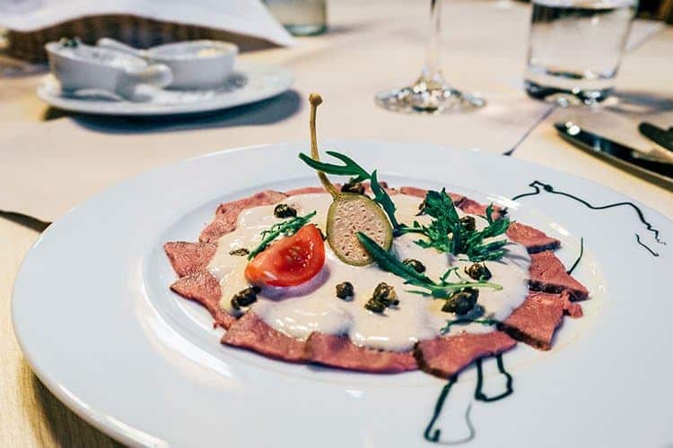 Vitello Tonnato vom Rehnüssle mit zweierlei Kapern