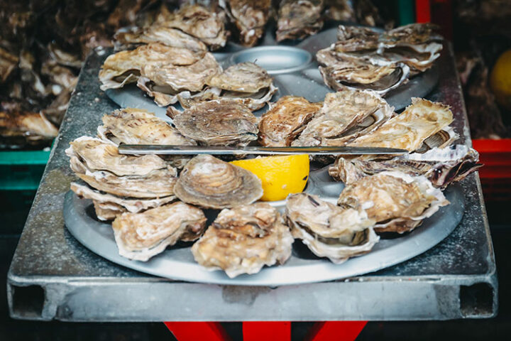 Austernmarkt in Cancale, Bretagne, Frankreich