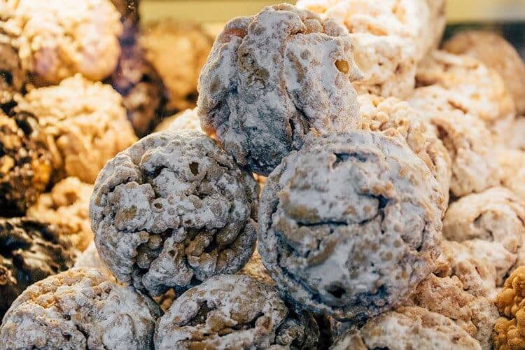 Schneeballenbacken in der Bäckerei Striffler