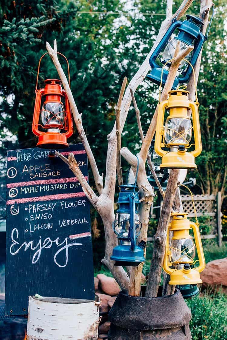 Schwein-Apfel-Bratwürste mit Kräutern und Ahornsirup-Senf-Dip
