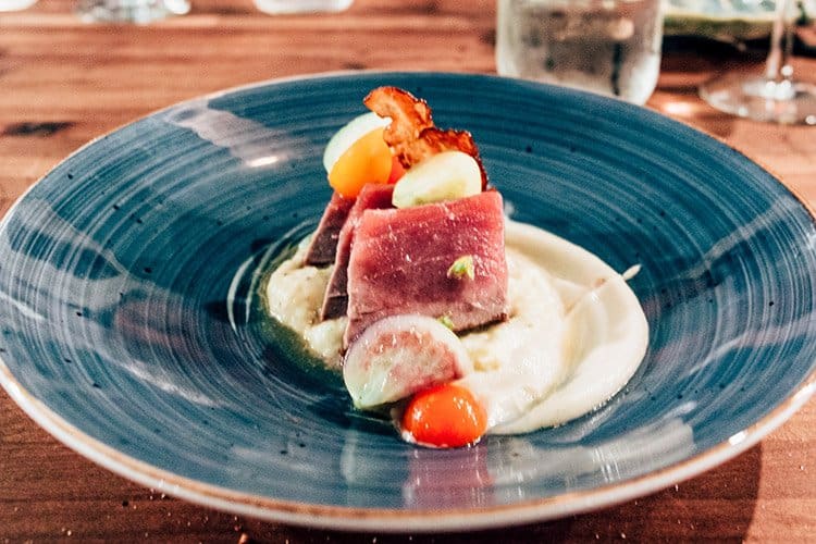 roher North Lake Blue Fin Tuna mit warmem und kaltem Blumenkohlpüree, Käsepolenta und einem kleinen Salat aus verschiedenen Tomaten