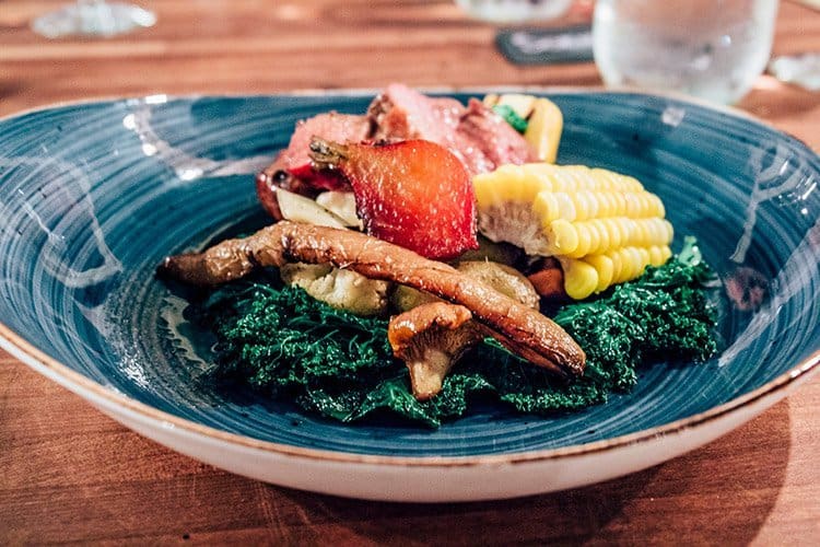 Entenbrust, geräucherte Enten-Bratwurst mit Bratkartoffeln, verschiedenem Gemüse und Rosmarinmarmelade