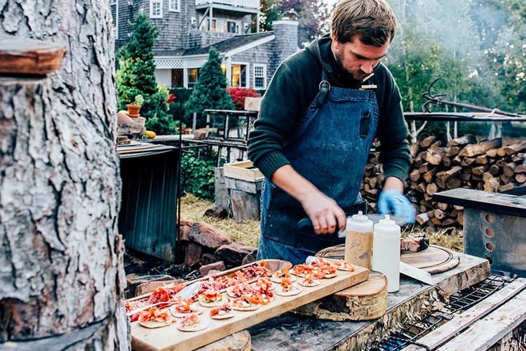 geräucherter Schweinebauch mit Limetten & Pfeffer Aioli, Kohl, Chili-Fenchel-Linsen-Creme auf einem hausgemachten Taco