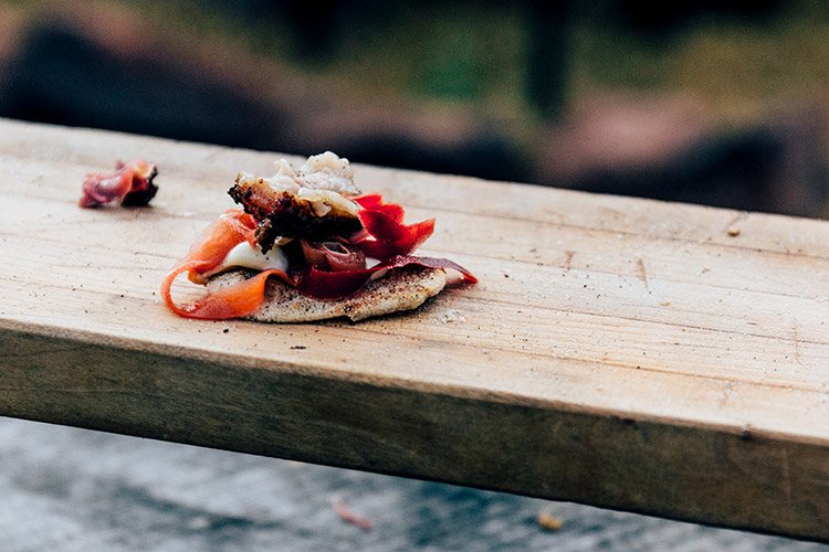 geräucherter Schweinebauch mit Limetten & Pfeffer Aioli, Kohl, Chili-Fenchel-Linsen-Creme auf einem hausgemachten Taco