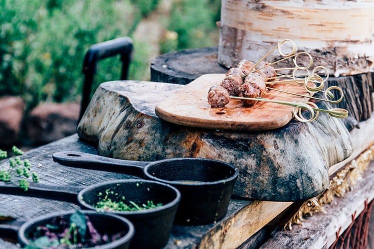 Schwein-Apfel-Bratwürste mit Kräutern und Ahornsirup-Senf-Dip