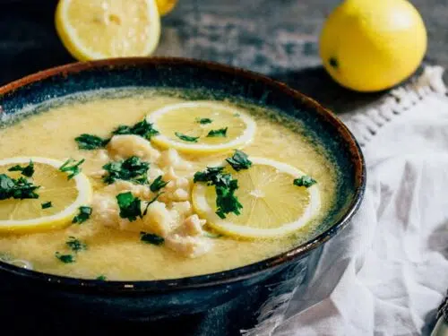 Kotosoupa Avgolemono: Griechische Hühnersuppe mit ZitroneKotosoupa Avgolemono: Griechische Hühnersuppe mit Zitrone