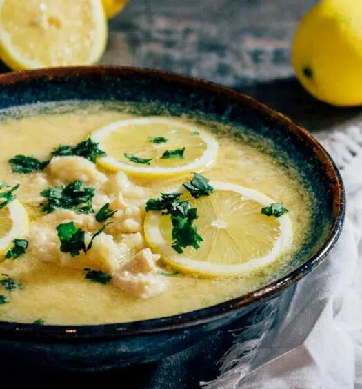 Kotosoupa Avgolemono: Griechische Hühnersuppe mit ZitroneKotosoupa Avgolemono: Griechische Hühnersuppe mit Zitrone