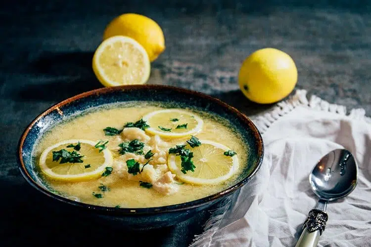 Kotosoupa Avgolemono: Griechische Hühnersuppe mit Zitrone