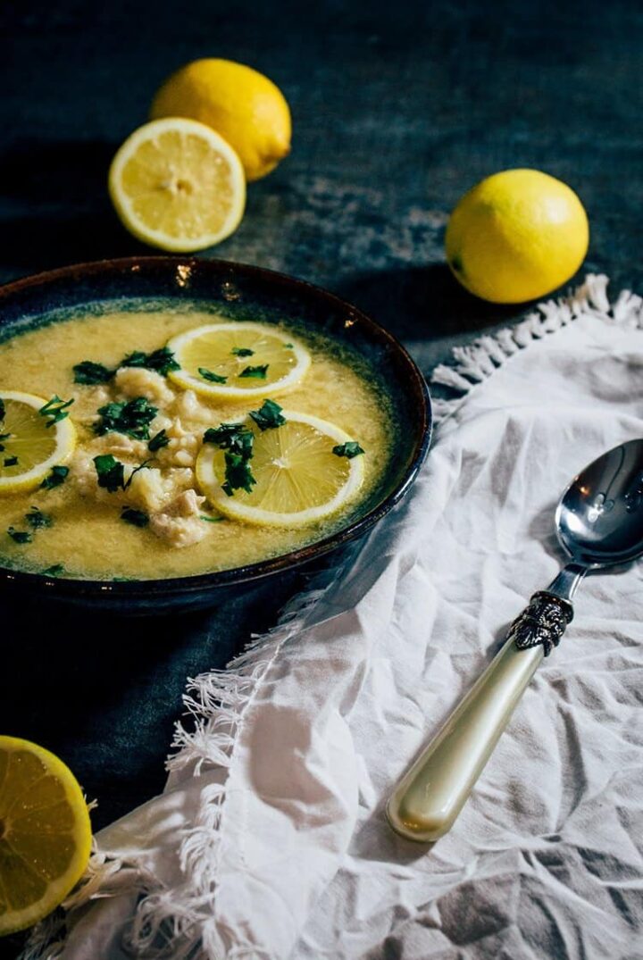 Kotosoupa Avgolemono: Griechische Hühnersuppe mit Zitrone