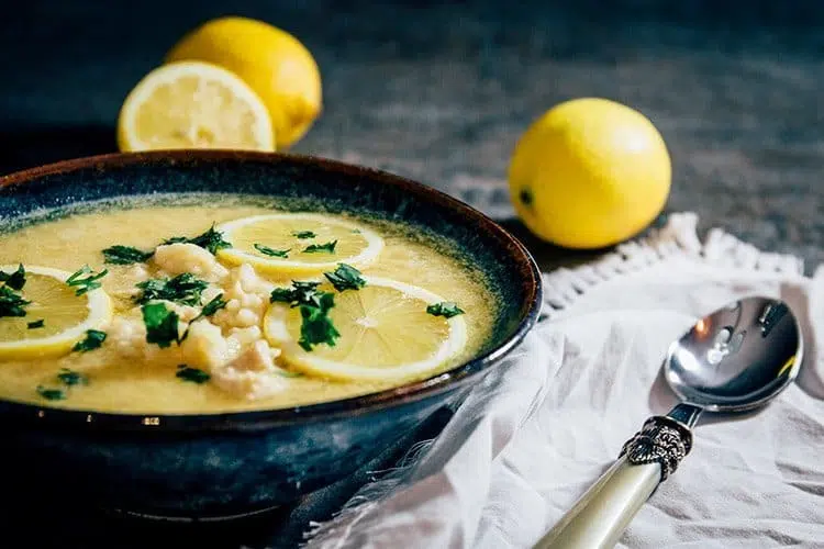 Kotosoupa Avgolemono: Griechische Hühnersuppe mit Zitrone