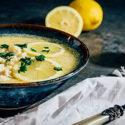Kotosoupa Avgolemono: Griechische Hühnersuppe mit Zitrone