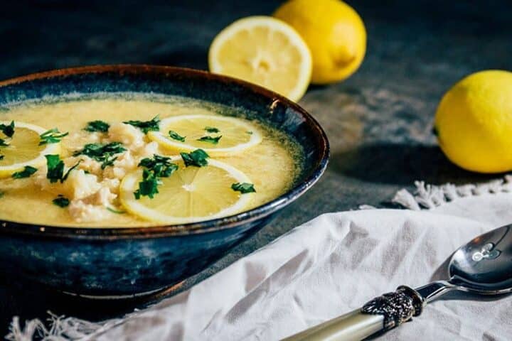 Kotosoupa Avgolemono: Griechische Hühnersuppe mit Zitrone