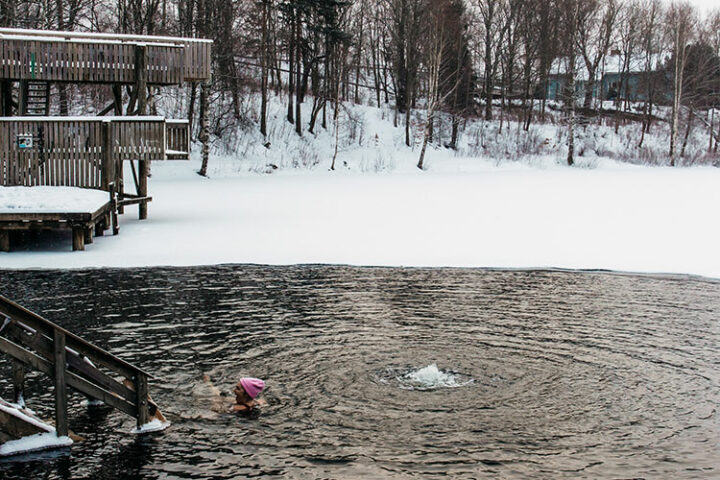Eisschwimmen im Mytäjäinen, Lahti, Finnland