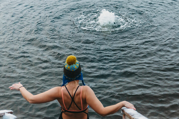 Eisschwimmen im Mytäjäinen, Lahti, Finnland