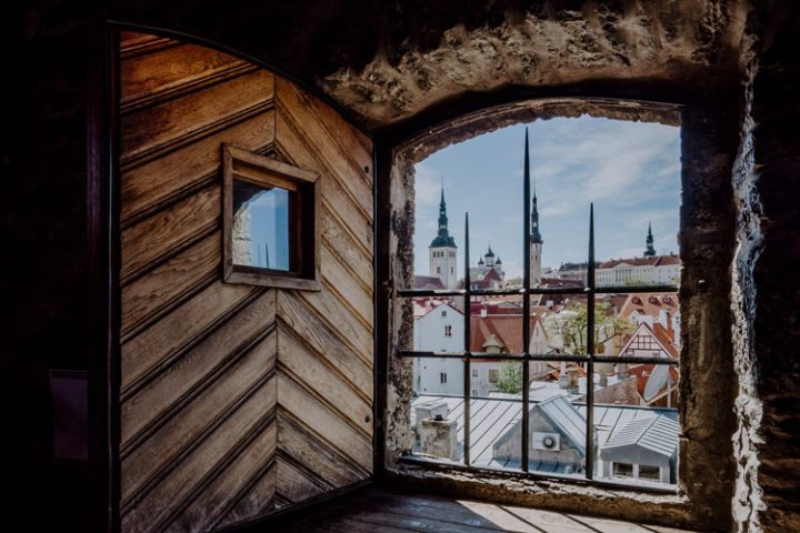Blick von der Stadtmauer in Tallinn