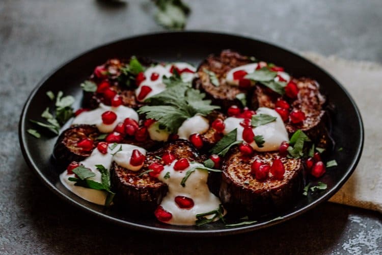 Auberginen mit Granatapfel und Tahini