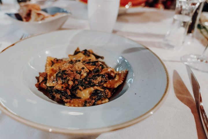 Ein Abendessen mit Seeblick im Grotto Mazzardit Restaurant