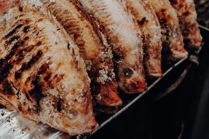 Pla Pao – Gegrillter Fisch in Salzkruste
