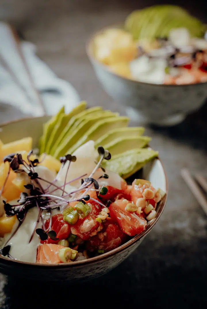 Poke Bowl mit Lachs & Mango aus Hawaii