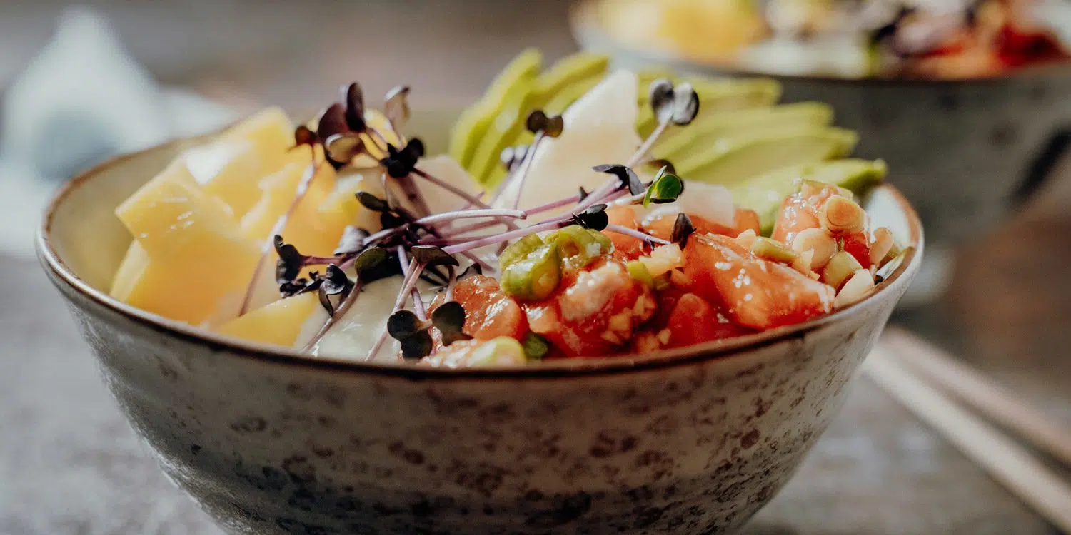 Poke Bowl mit Lachs & Mango aus Hawaii