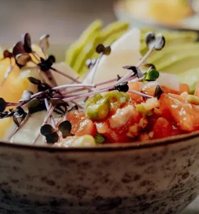 Poke Bowl mit Lachs & Mango aus Hawaii